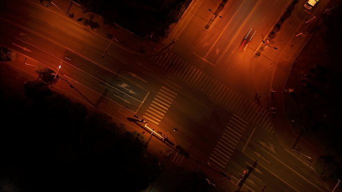 十字路口夜景，航拍光轨