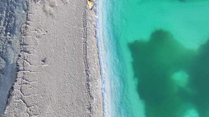 青海海西大柴旦蓝天白云碧绿翡翠湖航拍视频