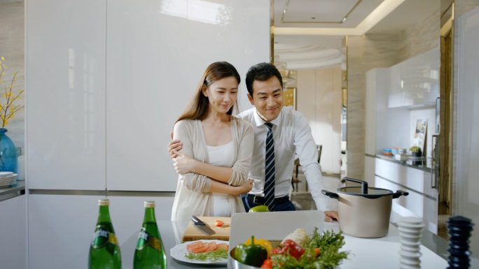 智慧厨房做饭女人烹饪和朋友视频美女切菜