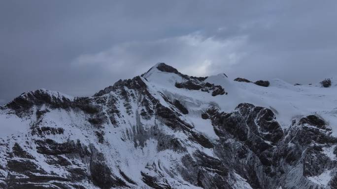 雪山攀登航拍