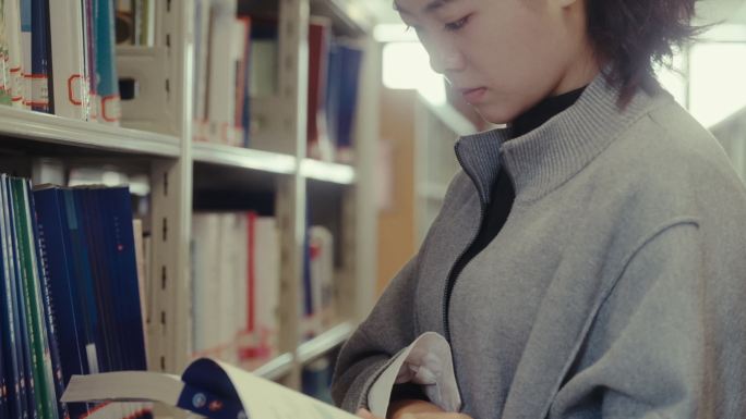 女生在图书馆看书氛围感镜头