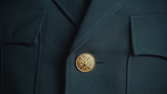 军人整理衣服