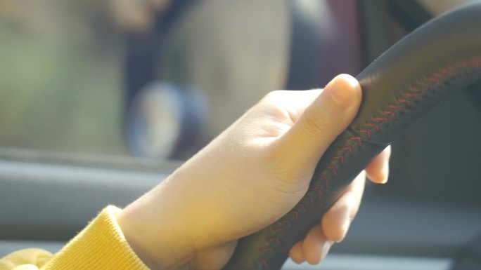女子驾车场景