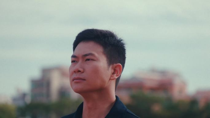 男生进入体育场运动跑步单杠打拳