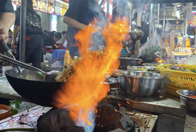 大火翻炒颠锅颠勺烟火气美食夜市炒粉炒菜