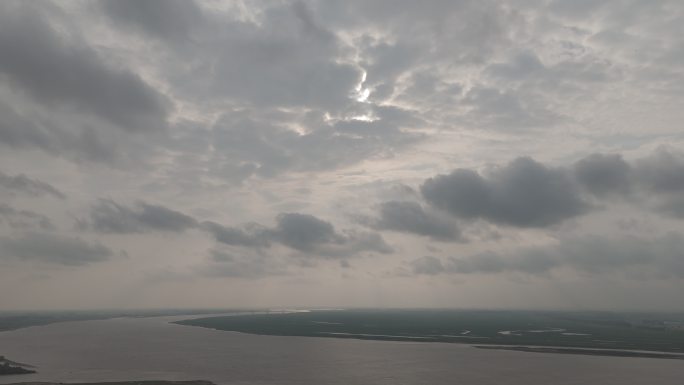 佳木斯松花江沿岸阴天