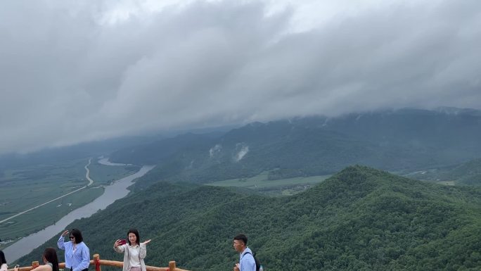 登上高峰 烟雾缭绕