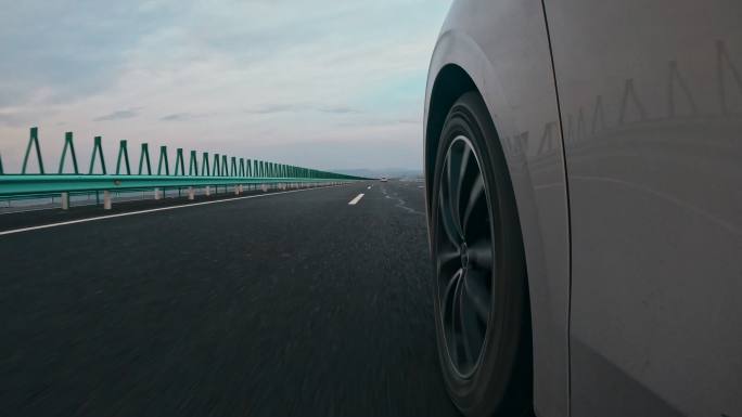 车辆行驶在高速公路