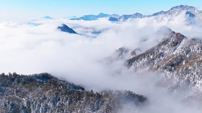 四川西岭雪山美丽风景冬天白雪皑皑云雾缭绕