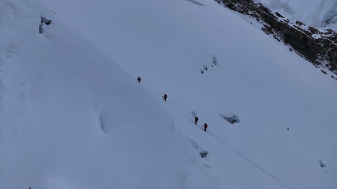 雪山攀登航拍