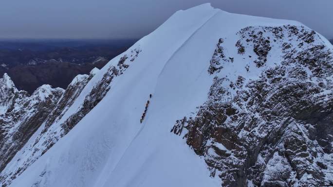 雪山攀登航拍