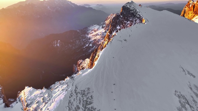 【4K原创】航拍雪山日出宣传大气攀登雪山