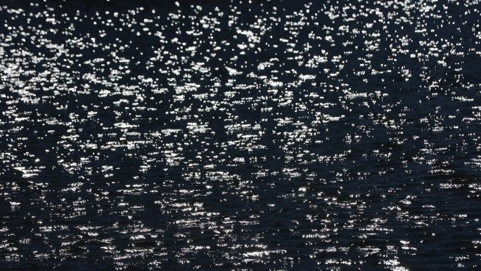 湖面水面波光粼粼