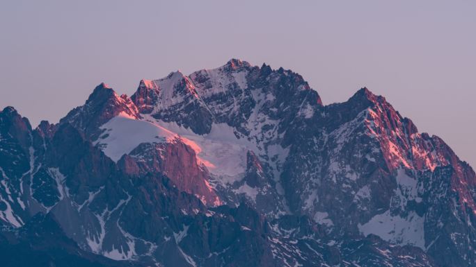 玉龙雪山日照金山