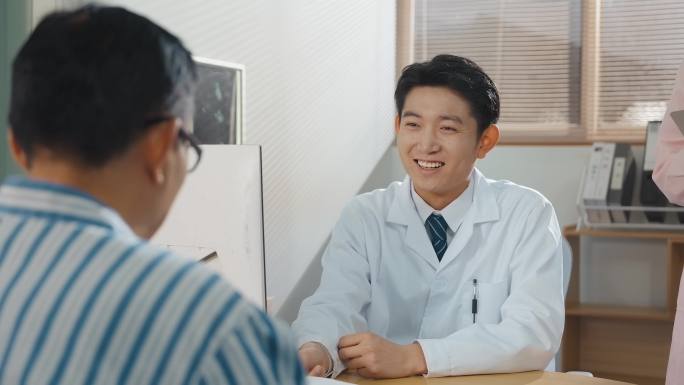 老人突发疾病医院就医门诊分析病情吃药康复