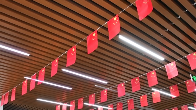 室内装饰吊挂好多小红旗
