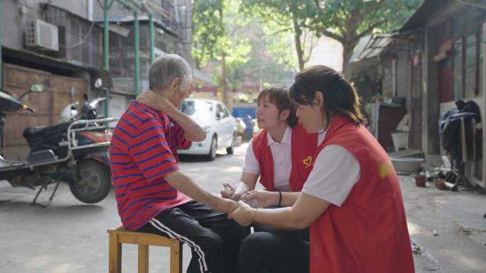 社区家政服务 志愿者 红马甲 关爱老年人