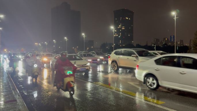 城市脉动：雨中拥堵纪实