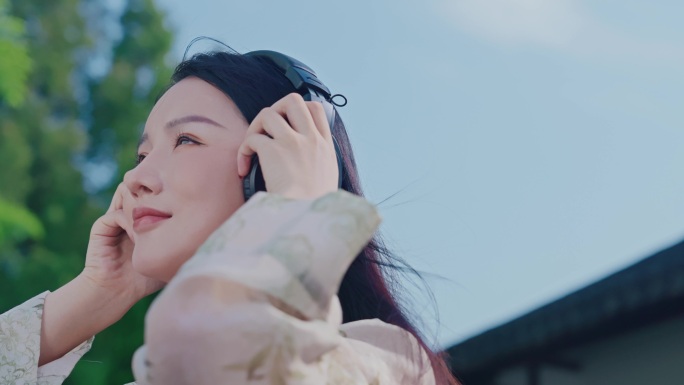 美女戴耳机享受生活