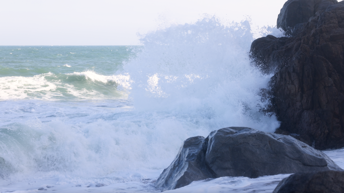 海浪冲击礁石高速摄影
