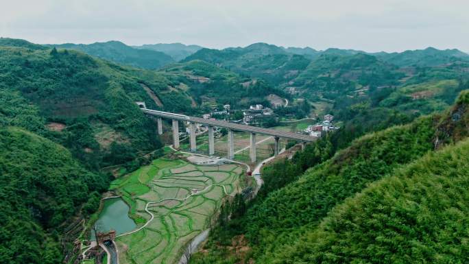 养鸡场外景及生态移民小镇