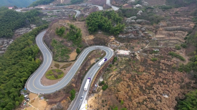 航拍中通货车行驶在曲折山路-3