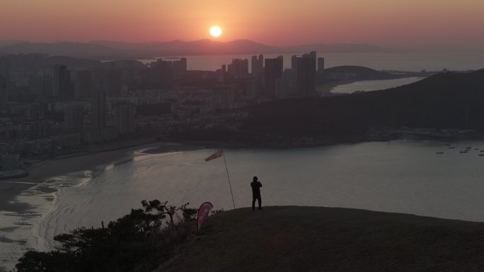 航拍威海市环翠区远遥烟墩山夕阳看海人群