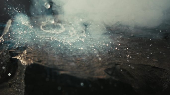 白酒矿泉水流到滚烫的石头上