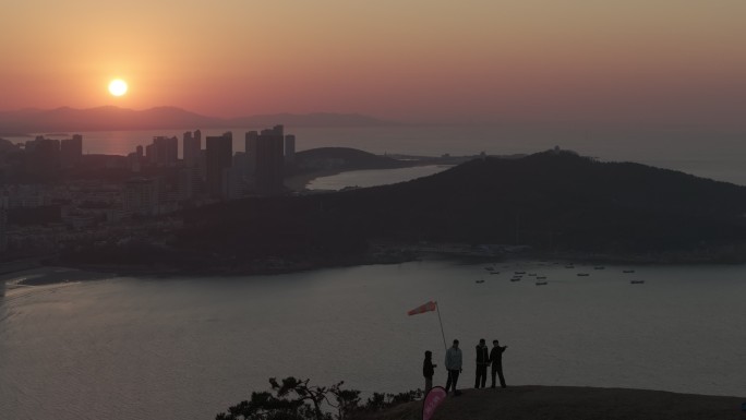 航拍威海市环翠区远遥烟墩山夕阳看海人群