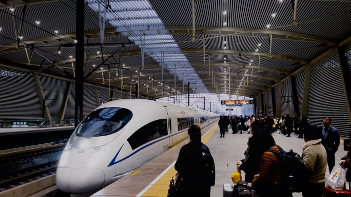 4K高铁站站台高铁进站实拍