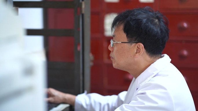 乡镇基层医院医生电脑看诊