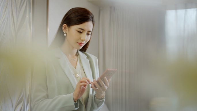 女人家中操作手机美女操作手机美女出门