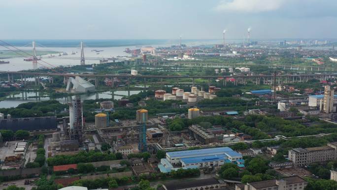 航拍湖南岳阳洞庭湖氮肥厂城市景观