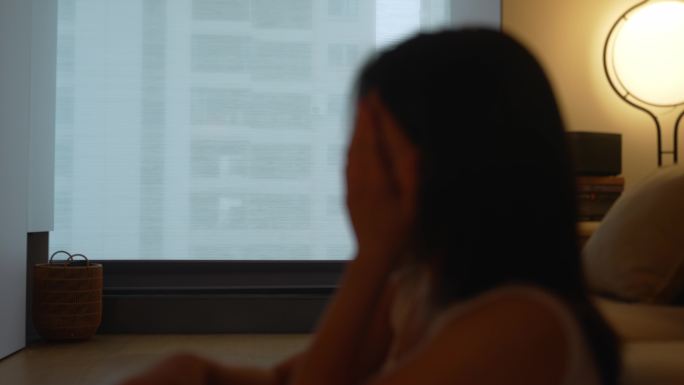 4K实拍伤心抑郁的女人喝酒醉酒