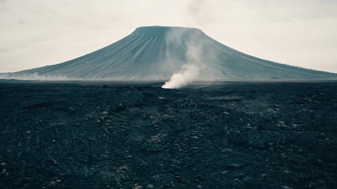 火山灰覆盖的荒凉大地