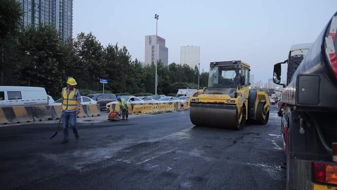 实拍路面沥青铺设