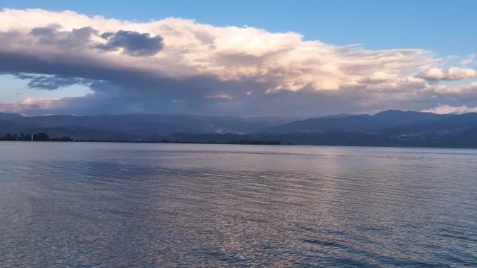 夕阳 波光粼粼西昌市邛海国家级旅游度假区