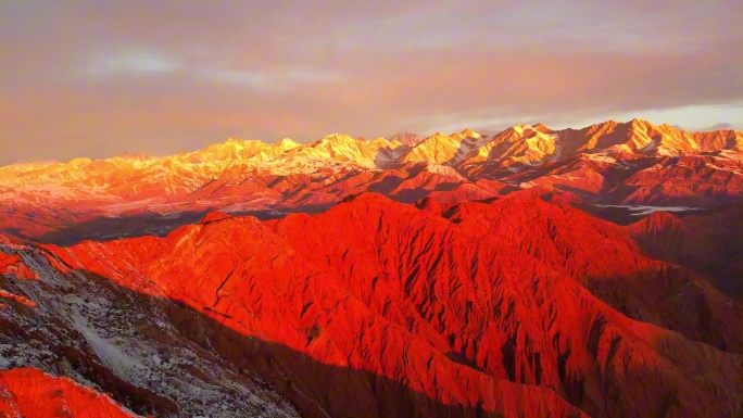大气磅礴震撼人心的日照金山