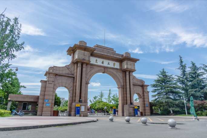 西南交通大学南门蓝天白云延时摄影