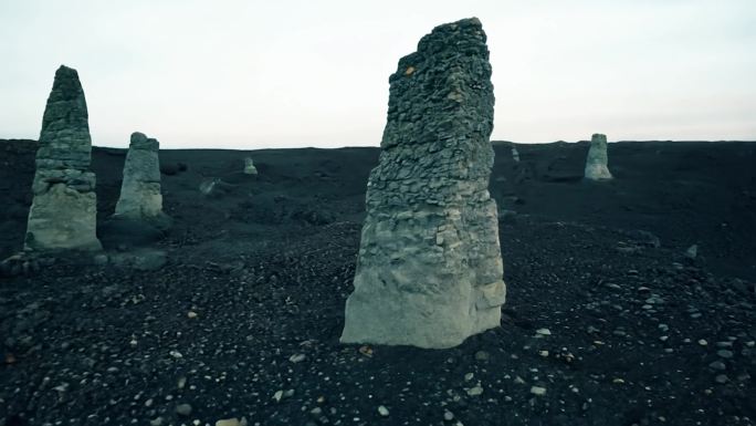 火山地貌中零星分布的小型石柱