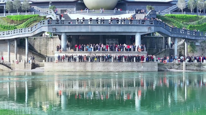 游客在宜宾合江门看野生鱼群和海鸥