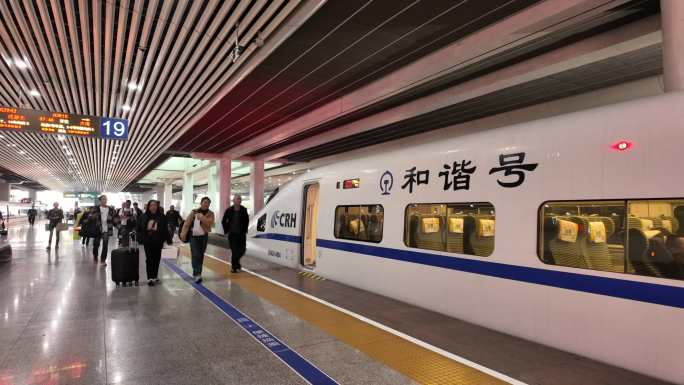 春运高峰高铁动车火车站赶火车