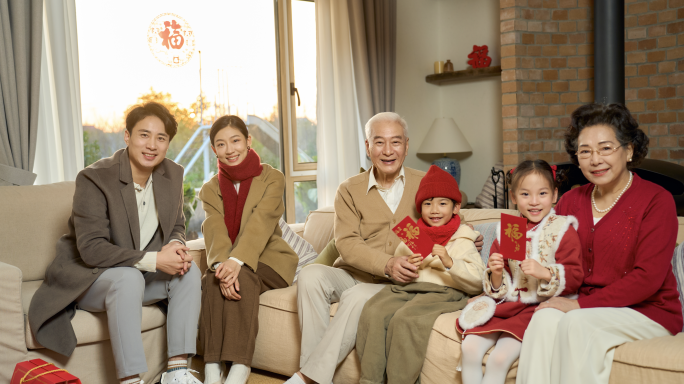 2025蛇年一家人过年春节氛围