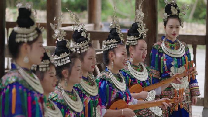 苗族少数民族女人唱歌