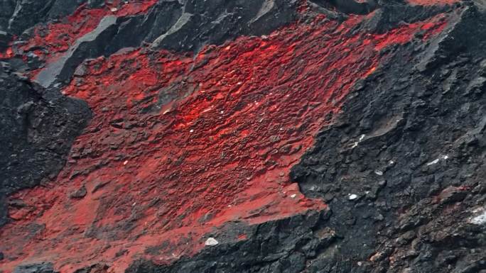 火山岩层中裸露的红色矿物
