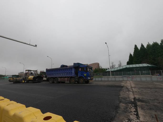 实拍路面沥青铺设