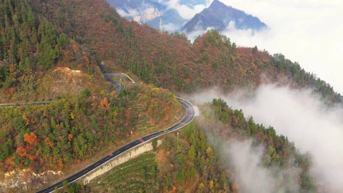 山区最美公路红叶云雾