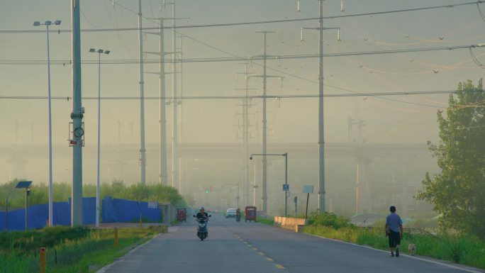 夕阳城市郊区电线杆