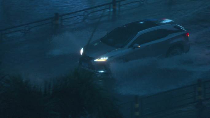 雨夜涉水行驶