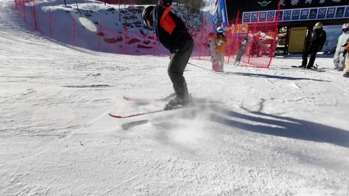 滑雪场女孩帅哥雪道自由式东北滑雪冬季户外